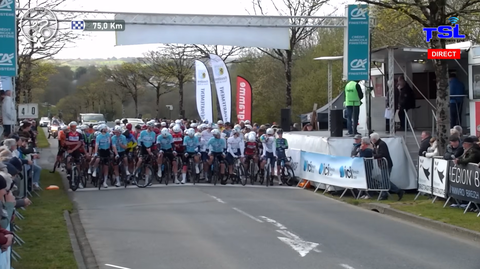 Drama tijdens wielerkoers: auto rijdt plots parcours op en zorgt voor heftige valpartij