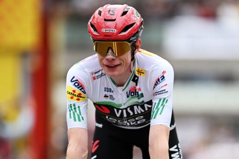 Jonas Vingegaard stelt eindzege veilig in Ronde van Catalonië, Remco Evenepoel blijft met lege handen achter na chaotische slotrit