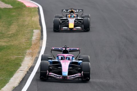 Boze Max Verstappen slaat op z'n stuur na kleurloze GP van Japan, Kimi Antonelli slaat dubbelslag
