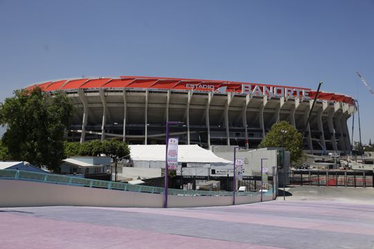 Feestelijke heropening WK-stadion overschaduwd door drama: Mexicaanse supporter overleden na val