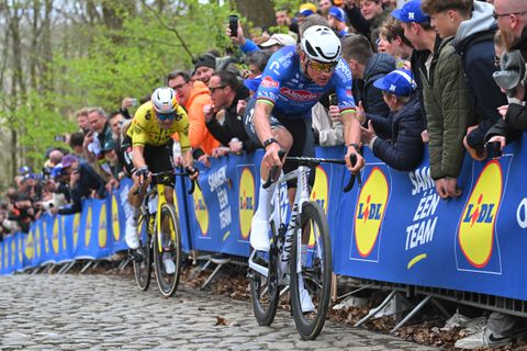 Ploeggenoot Mathieu van der Poel sprint naar zege In Flanders Fields: Nederlander grijpt naast ontbrekende klassieker