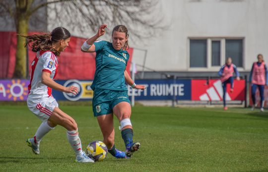Bizarre rode kaart bij PEC Zwolle overschaduwt belangrijke zege Ajax Vrouwen in titelstrijd
