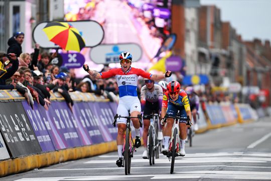 Nederlandse topfavoriete Lorena Wiebes zorgt voor onvervalste hattrick in wielerklassieker