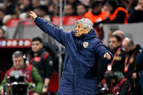 Bondscoach van Roemenië zakt tijdens training in elkaar, met spoed naar ziekenhuis