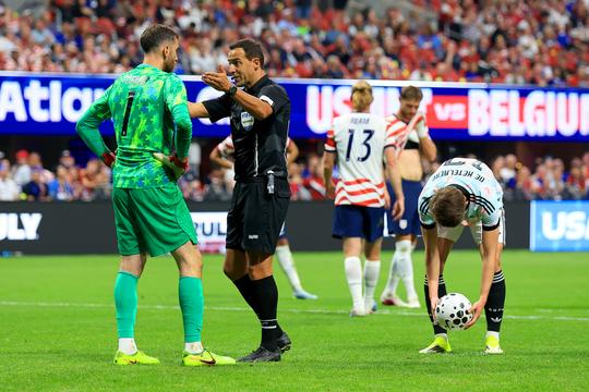Dit zijn de nieuwe spelregels op het WK voetbal: scheidsrechters en VAR bestraffen tijdrekken extra hard