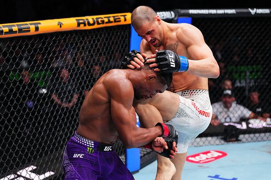 Nederlandse UFC-vechter (33) bewijst zich aan de wereld met heerlijke KO-zege tegen ongeslagen tegenstander