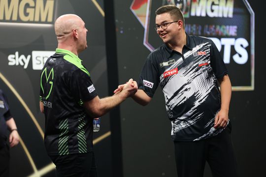 Topdarters Michael van Gerwen en Gian van Veen profiteren van afwezige Luke Littler