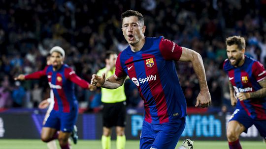 Samenvatting: FC Barcelona wint na rode kaart van Valencia, hattrick Robert Lewandowski