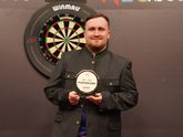 Luke Littler, net als Michael van Gerwen in 2022, in bijzonder jasje: 'Nu mag ik naar Manchester United'