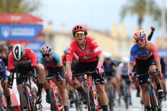 Alison Jackson sprint na spekgladde finale naar de zege in tweede etappe Vuelta