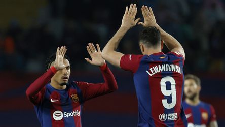 FC Barcelona heeft tweede plek in La Liga weer terug dankzij rode kaart Valencia-keeper
