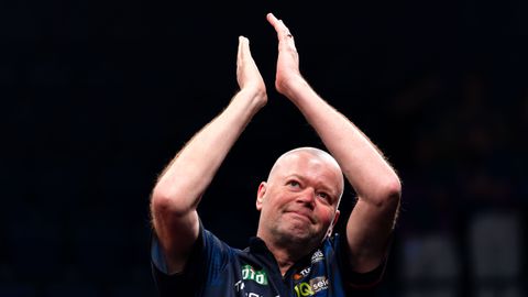 Raymond van Barneveld duikt met collega-darters op bij beruchte studentenvereniging: 'Ze gooiden met bier'