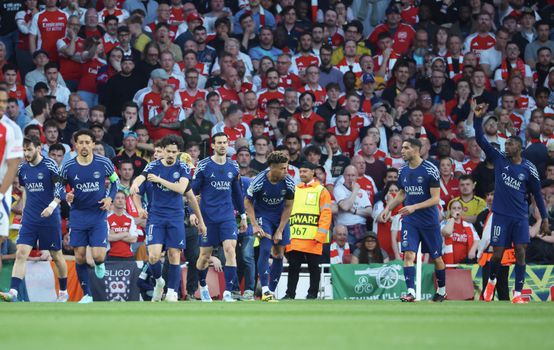 Arsenal en Jurriën Timber leven nog in halve finale Champions League na waanzinnig voetbalgevecht met PSG