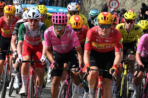 Kanshebber voor zege in Giro d'Italia meldt zich met nare reden af, weer concurrent minder voor Jonas Vingegaard