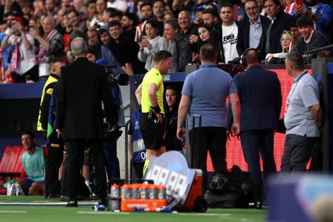 VAR roept arbiter Danny Makkelie twee keer naar het scherm voor penaltymomenten tijdens Atletico - Arsenal