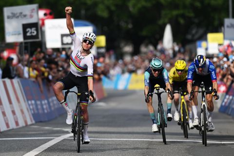 Wereldkampioen Tadej Pogacar deelt na dubbelslag in nieuwe koers sneertje uit aan nummer twee