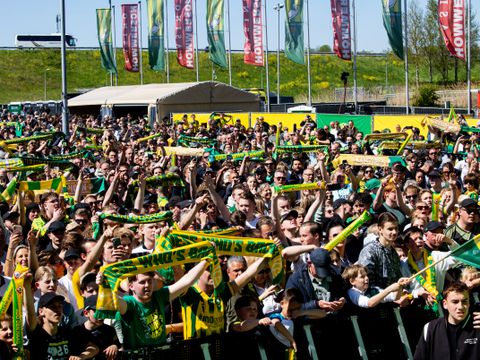 Groot feest in Den Haag: ADO-selectie gehuldigd na historische titel