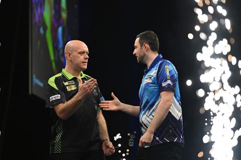 Topdarter Michael van Gerwen staat voor cruciale avond in Premier League: 'Dat moet ik gewoon doen'