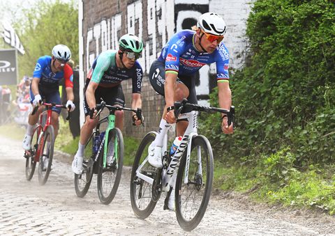 Topwielrenner Mathieu van der Poel doet stunt op zijn fiets met cadeau van meer dan 180.000 euro