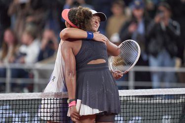 Titelverdedigster Iga Swiatek ontsnapt op Roland Garros na thriller tegen Naomi Osaka