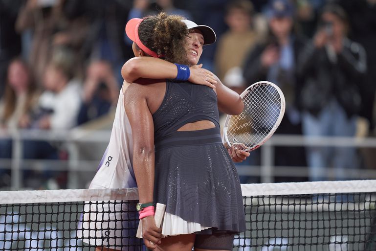 Titelverdedigster Iga Swiatek ontsnapt op Roland Garros na thriller tegen Naomi Osaka