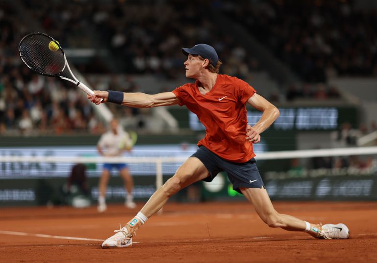 De liefde geeft vleugels: Jannik Sinner gaat opnieuw probleemloos door op Roland Garros