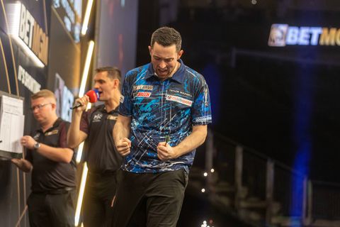Luke Humphries wint gedroomde en zenuwslopende Premier League Darts-finale van Luke Littler