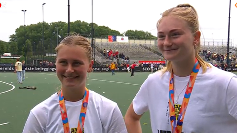 Geëmotioneerde hockeyzusjes (19 en 21) hebben grootse plannen na bijzondere landstitel: 'Ze staat daar gewoon'