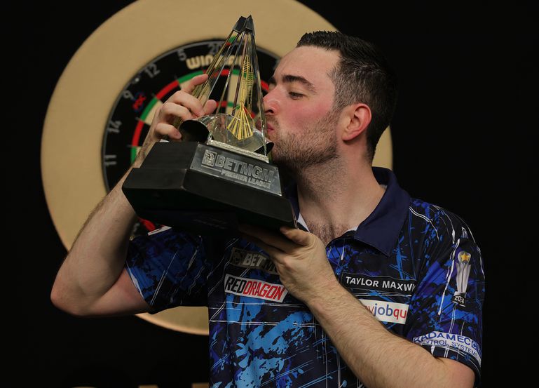 Phil Taylor hielp Luke Humphries aan nieuwe titel: 'Als je kijkt, hartstikke bedankt!'