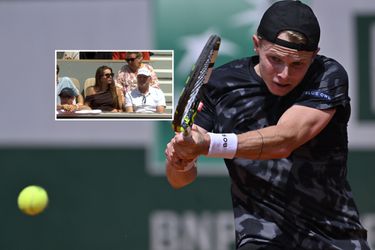 Tennisser Jesper de Jong krijgt steun van bekende vriendin tijdens partij tegen wereldtopper op Roland Garros