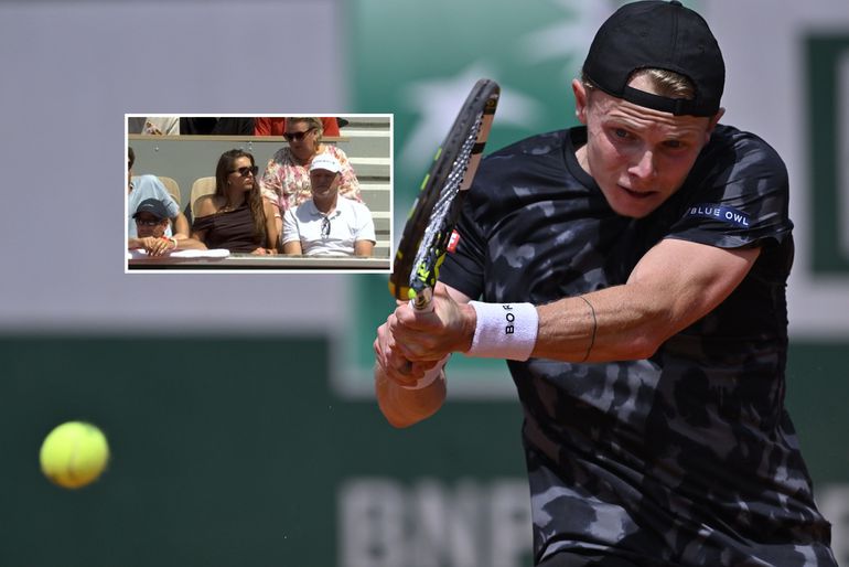 Tennisser Jesper de Jong krijgt steun van bekende vriendin tijdens partij tegen wereldtopper op Roland Garros