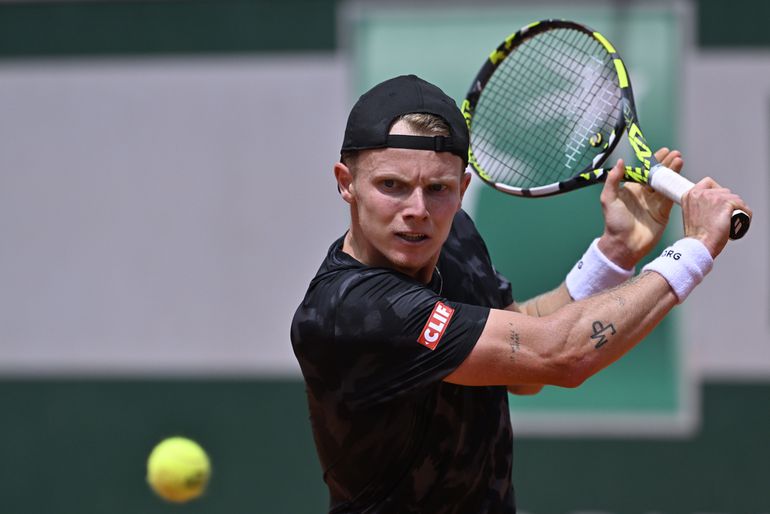 Tennisser Jesper de Jong laat nummer 3 van de wereld flink zweten op Roland Garros, maar ziet stunt in rook opgaan