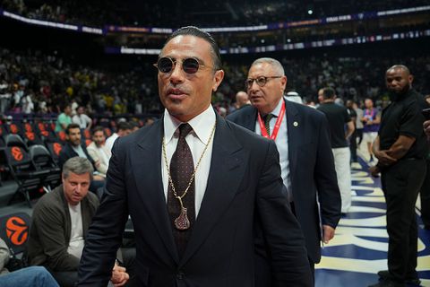 Verguisde Salt Bae misdraagt zich wéér bij sportwedstrijd: internetmeme zorgt opnieuw voor woede en irritatie