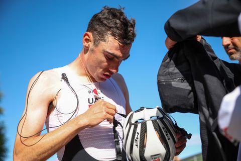 Topfavoriet moet Giro d'Italia verlaten na opmerkelijke blessure en weinig zicht