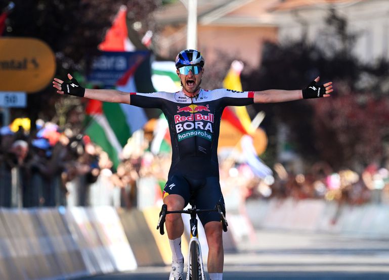 Nederlandse renners betichten etappewinnaar in Giro van vals spel: 'Hij zat wel heel dicht op de motor'