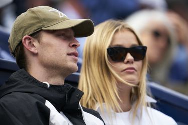 Zwangere Mikky Kiemeney zet met opmerkelijk shirt vraagtekens bij toekomst van topvoetballer Frenkie de Jong