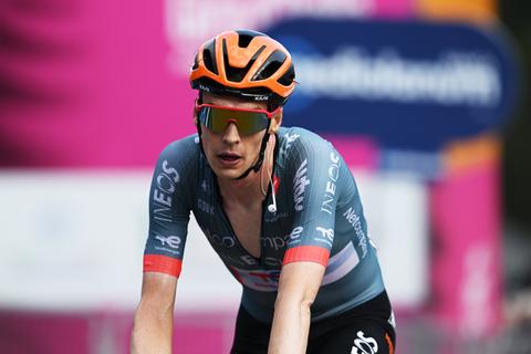 Thymen Arensman ziet podiumdroom in rook opgaan in Giro d'Italia, Visma-luxeknecht voltooit trilogie met knappe solo