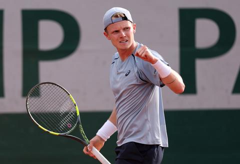 Nederlandse toptennisser Jesper de Jong stunt op Roland Garros met unieke prestatie