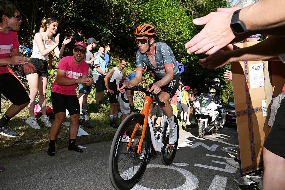 toprenner-thymen-arensman-blijft-strijdbaar-ondanks-dreun-in-giro-d