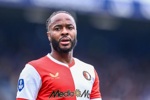 Feyenoord-speler Raheem Sterling zit diep in de problemen: 'Crash in auto na drugsgebruik'