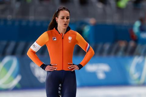 Nieuwe teamgenoot Kjeld Nuis en Femke Kok zorgt voor hilariteit na pijnlijke val