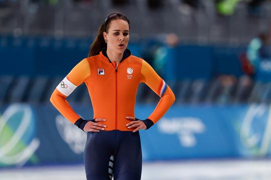 Nieuwe teamgenoot Kjeld Nuis en Femke Kok zorgt voor hilariteit na pijnlijke val