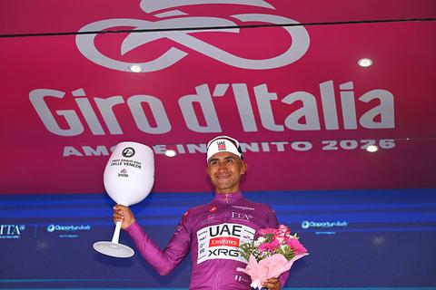Drievoudig etappewinnaar geeft op in Giro d'Italia: paarse trui valt zo goed als zeker in Franse handen