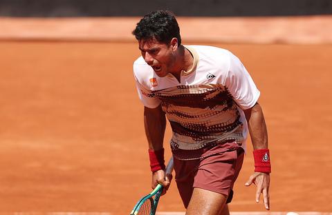 Tennisser (22) zorgt voor ophef op Roland Garros na uitspraken over vrouwelijke scheidsrechter: 'Dit moet een man doen'