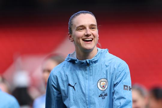 Topvoetbalster Vivianne Miedema wacht speciaal moment na moeilijke tijd: 'Heel blij dat ze terug is'