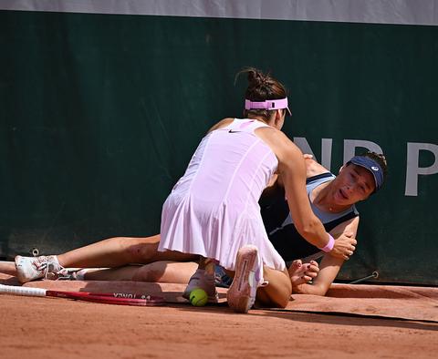 Trieste aftocht op Roland Garros: tennisster (24) moet opgeven na bizarre botsing met reclamebord
