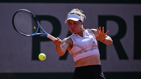 Omstreden toptennisster lokt massaal boegeroep uit en gaat door het lint bij Roland Garros