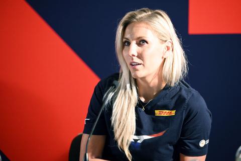 Topvolleybalster Laura Dijkema krijgt bizarre verzoekjes van fans op sociale media: 'Daar wil ik je geld voor betalen'