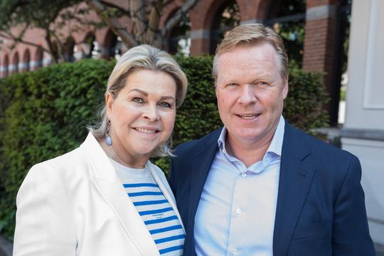 Vrouw van Ronald Koeman openhartig over lange strijd met ernstige ziekte: 'Dan voel ik me echt verschrikkelijk'