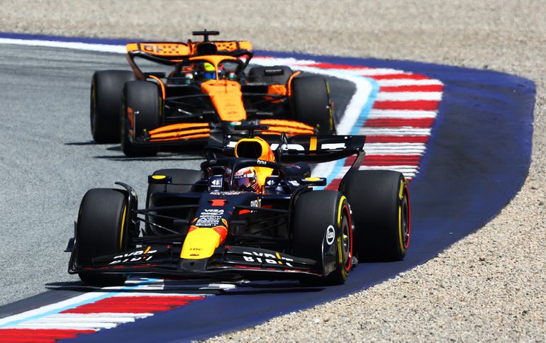 Magistrale Max Verstappen profiteert van vechtend McLaren-duo en wint sprintrace Oostenrijk
